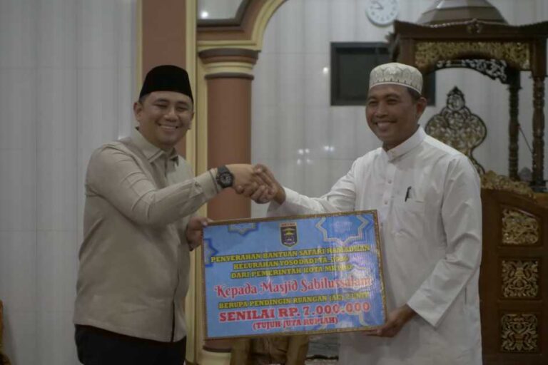 Pemerintah Kota Metro memberikan bantuan dua AC guna menambah kenyamanan dalam beribadah.