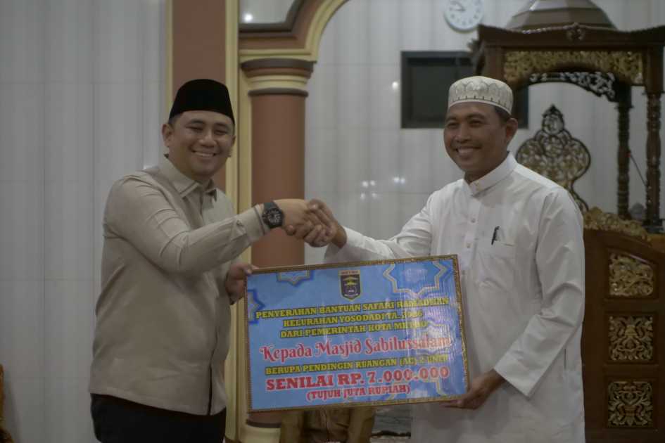 Pemerintah Kota Metro memberikan bantuan dua AC guna menambah kenyamanan dalam beribadah.